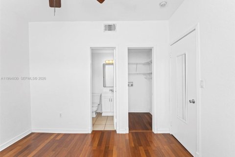 Condo in Miami Beach, Florida, 2 bedrooms  № 2029047 - photo 11