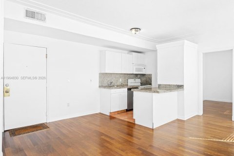 Condo in Miami Beach, Florida, 2 bedrooms  № 2029047 - photo 3