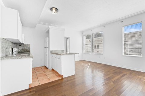 Condo in Miami Beach, Florida, 2 bedrooms  № 2029047 - photo 9