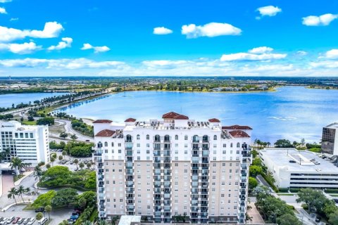 Condo in West Palm Beach, Florida, 2 bedrooms  № 1207839 - photo 1