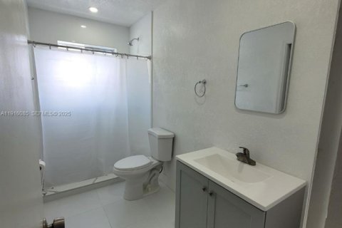 Villa ou maison à louer à Hialeah, Floride: 2 chambres, 289.86 m2 № 1970804 - photo 15