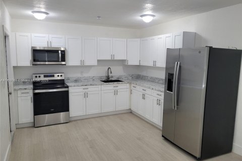 Villa ou maison à louer à Hialeah, Floride: 2 chambres, 289.86 m2 № 1970804 - photo 2