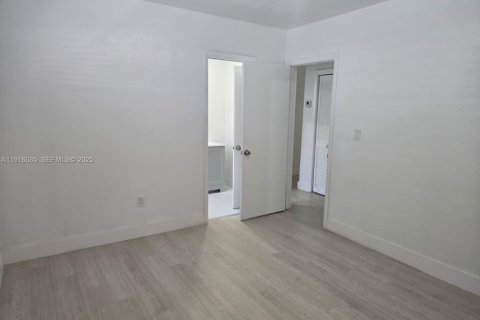 Villa ou maison à louer à Hialeah, Floride: 2 chambres, 289.86 m2 № 1970804 - photo 14