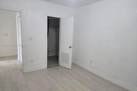 Villa ou maison à louer à Hialeah, Floride: 2 chambres, 289.86 m2 № 1970804 - photo 17