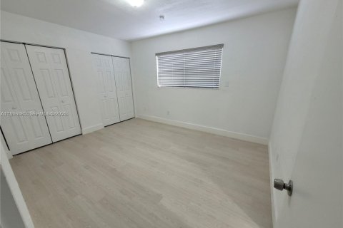 Villa ou maison à louer à Hialeah, Floride: 2 chambres, 289.86 m2 № 1970804 - photo 12