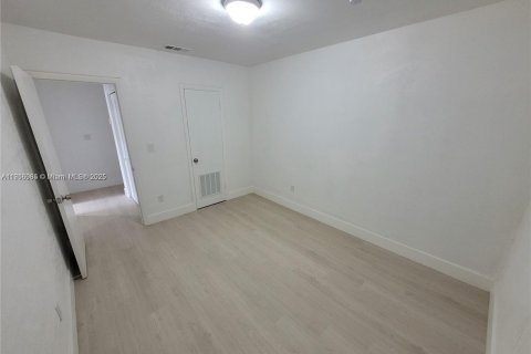 Villa ou maison à louer à Hialeah, Floride: 2 chambres, 289.86 m2 № 1970804 - photo 7