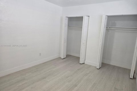 Villa ou maison à louer à Hialeah, Floride: 2 chambres, 289.86 m2 № 1970804 - photo 13