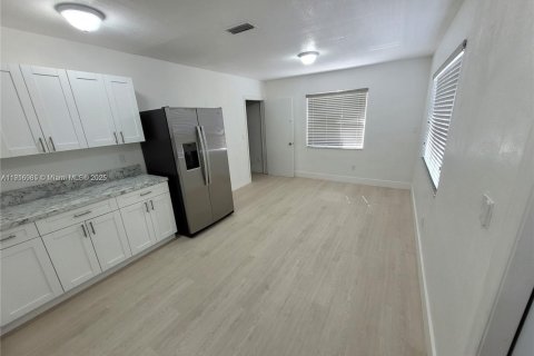 Villa ou maison à louer à Hialeah, Floride: 2 chambres, 289.86 m2 № 1970804 - photo 3