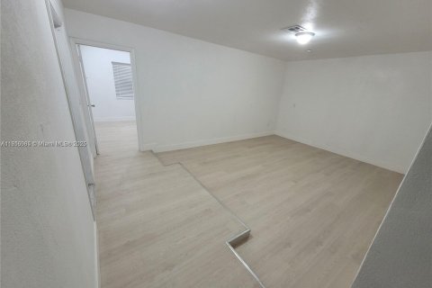 Villa ou maison à louer à Hialeah, Floride: 2 chambres, 289.86 m2 № 1970804 - photo 5
