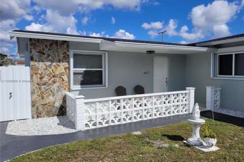 Villa ou maison à louer à Hialeah, Floride: 2 chambres, 289.86 m2 № 1970804 - photo 1