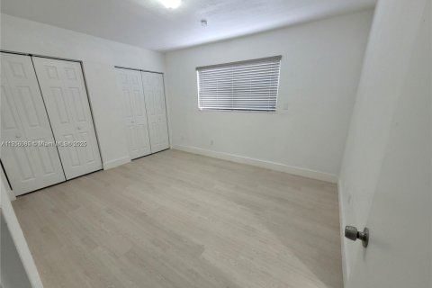 Villa ou maison à louer à Hialeah, Floride: 2 chambres, 289.86 m2 № 1970804 - photo 6