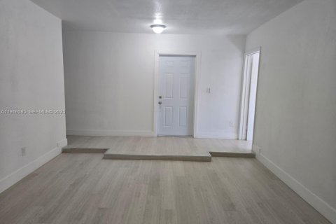 Villa ou maison à louer à Hialeah, Floride: 2 chambres, 289.86 m2 № 1970804 - photo 11