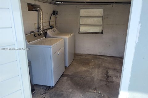 Villa ou maison à louer à Hialeah, Floride: 2 chambres, 289.86 m2 № 1970804 - photo 10