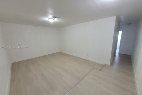 Villa ou maison à louer à Hialeah, Floride: 2 chambres, 289.86 m2 № 1970804 - photo 4