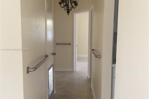 House in Miami, Florida 3 bedrooms, 92.9 sq.m. № 1820337 - photo 10