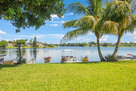 House in Wellington, Florida 3 bedrooms, 167.04 sq.m. № 2392095 - photo 4