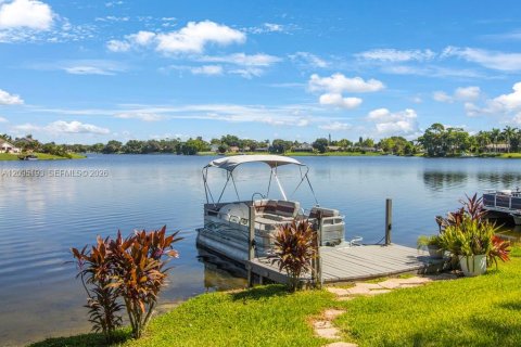 House in Wellington, Florida 3 bedrooms, 167.04 sq.m. № 2392095 - photo 5