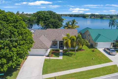 House in Wellington, Florida 3 bedrooms, 167.04 sq.m. № 2392095