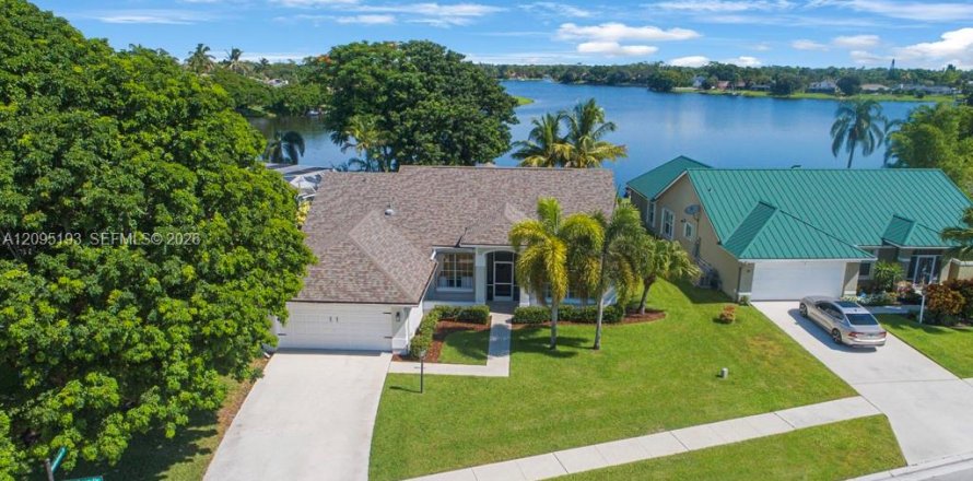 House in Wellington, Florida 3 bedrooms, 167.04 sq.m. № 2392095