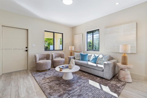 House in Miami, Florida 4 bedrooms, 165.27 sq.m. № 2032479 - photo 18