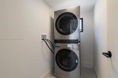 House in Miami, Florida 4 bedrooms, 165.27 sq.m. № 2032479 - photo 14