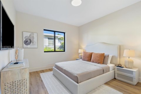 House in Miami, Florida 4 bedrooms, 165.27 sq.m. № 2032479 - photo 5