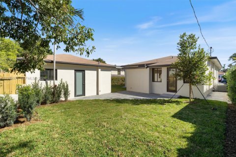 House in Miami, Florida 4 bedrooms, 165.27 sq.m. № 2032479 - photo 15