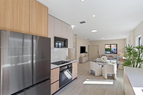 House in Miami, Florida 4 bedrooms, 165.27 sq.m. № 2032479 - photo 24