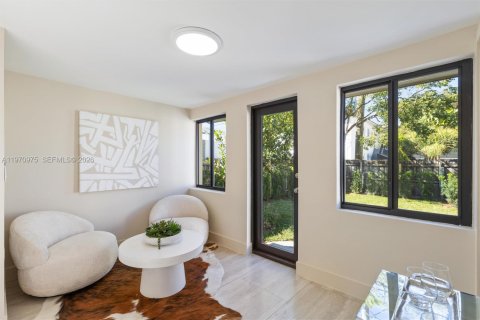 House in Miami, Florida 4 bedrooms, 165.27 sq.m. № 2032479 - photo 25