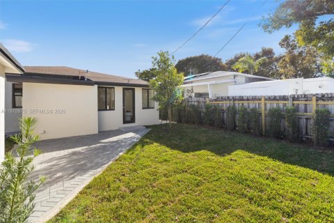 House in Miami, Florida 4 bedrooms, 165.27 sq.m. № 2032479 - photo 2