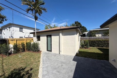 House in Miami, Florida 4 bedrooms, 165.27 sq.m. № 2032479 - photo 10