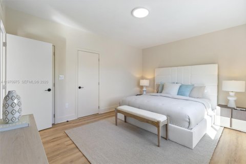 House in Miami, Florida 4 bedrooms, 165.27 sq.m. № 2032479 - photo 27