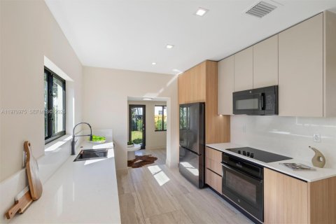 House in Miami, Florida 4 bedrooms, 165.27 sq.m. № 2032479 - photo 23
