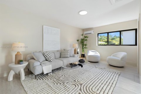 House in Miami, Florida 4 bedrooms, 165.27 sq.m. № 2032479 - photo 11