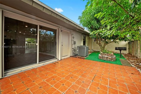 Villa ou maison à louer à Miami, Floride: 2 chambres, 94.3 m2 № 1982575 - photo 24