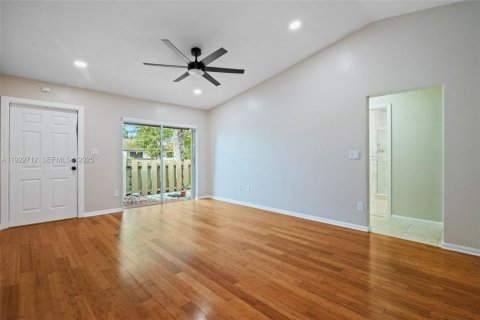 Villa ou maison à louer à Miami, Floride: 2 chambres, 94.3 m2 № 1982575 - photo 4