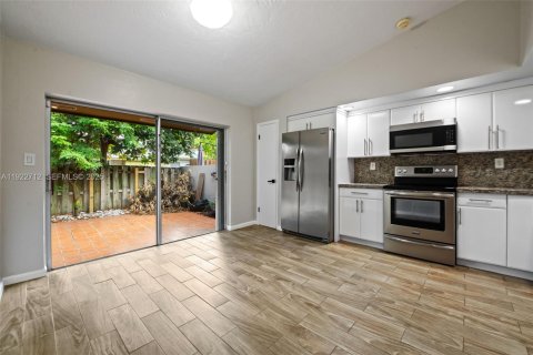 Villa ou maison à louer à Miami, Floride: 2 chambres, 94.3 m2 № 1982575 - photo 7