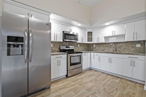 Villa ou maison à louer à Miami, Floride: 2 chambres, 94.3 m2 № 1982575 - photo 10