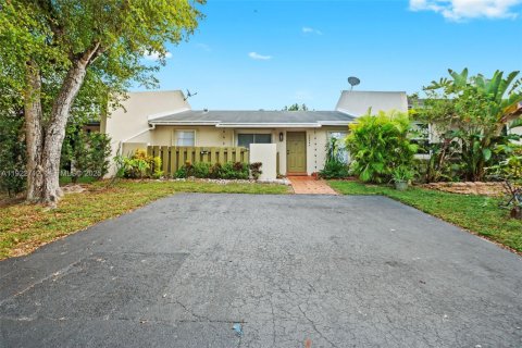 Villa ou maison à louer à Miami, Floride: 2 chambres, 94.3 m2 № 1982575 - photo 1