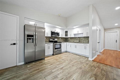 Villa ou maison à louer à Miami, Floride: 2 chambres, 94.3 m2 № 1982575 - photo 9