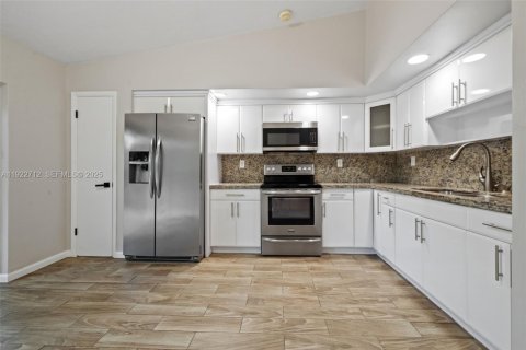 Villa ou maison à louer à Miami, Floride: 2 chambres, 94.3 m2 № 1982575 - photo 8