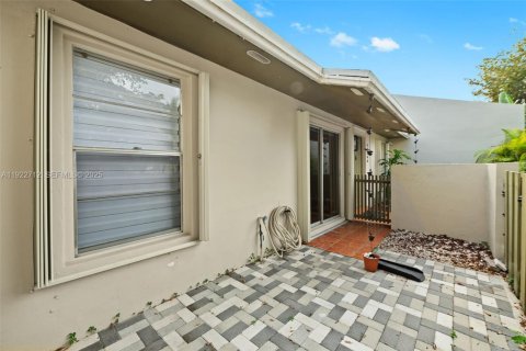 Villa ou maison à louer à Miami, Floride: 2 chambres, 94.3 m2 № 1982575 - photo 22