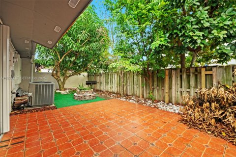 Villa ou maison à louer à Miami, Floride: 2 chambres, 94.3 m2 № 1982575 - photo 23