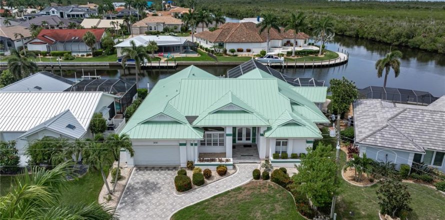 House in Punta Gorda, Florida 3 bedrooms, 266.26 sq.m. № 2284395