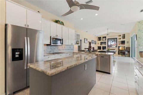 House in Punta Gorda, Florida 3 bedrooms, 266.26 sq.m. № 2284395 - photo 8