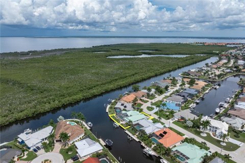 House in Punta Gorda, Florida 3 bedrooms, 266.26 sq.m. № 2284395 - photo 4