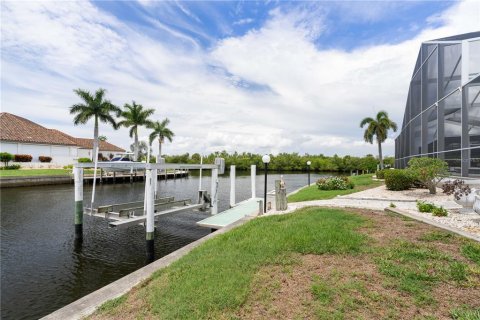 House in Punta Gorda, Florida 3 bedrooms, 266.26 sq.m. № 2284395 - photo 9