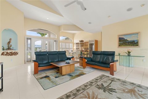 House in Punta Gorda, Florida 3 bedrooms, 266.26 sq.m. № 2284395 - photo 18