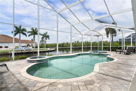 House in Punta Gorda, Florida 3 bedrooms, 266.26 sq.m. № 2284395 - photo 6