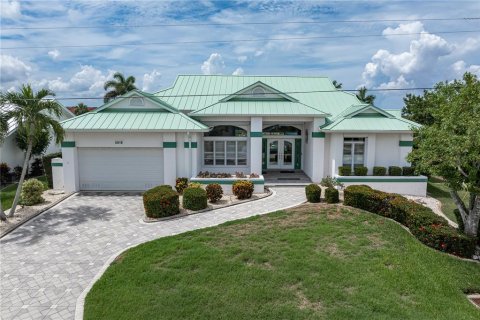 House in Punta Gorda, Florida 3 bedrooms, 266.26 sq.m. № 2284395 - photo 2